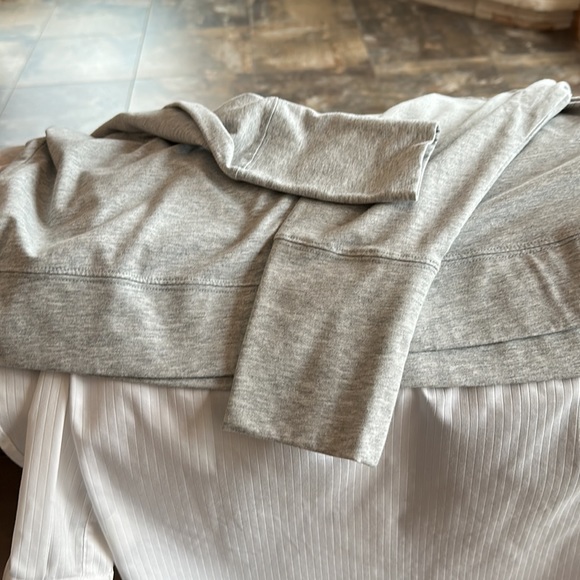 Women’s top.   New without tags. Light weight - Picture 6 of 7